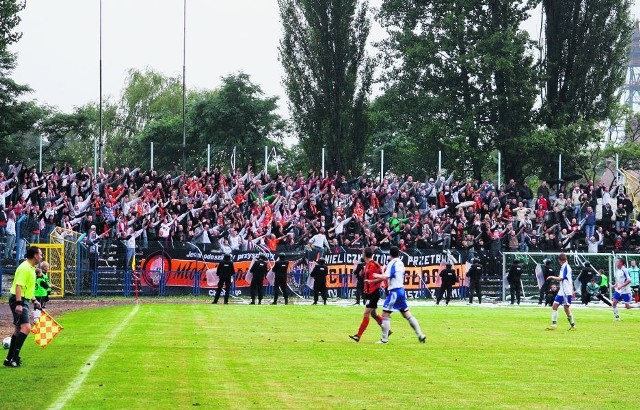 We wrześniu niesieni dopingiem blisko 400-osobowej grupy fanów z Głogowa piłkarze Chrobrego pokonali Górnika 1:0