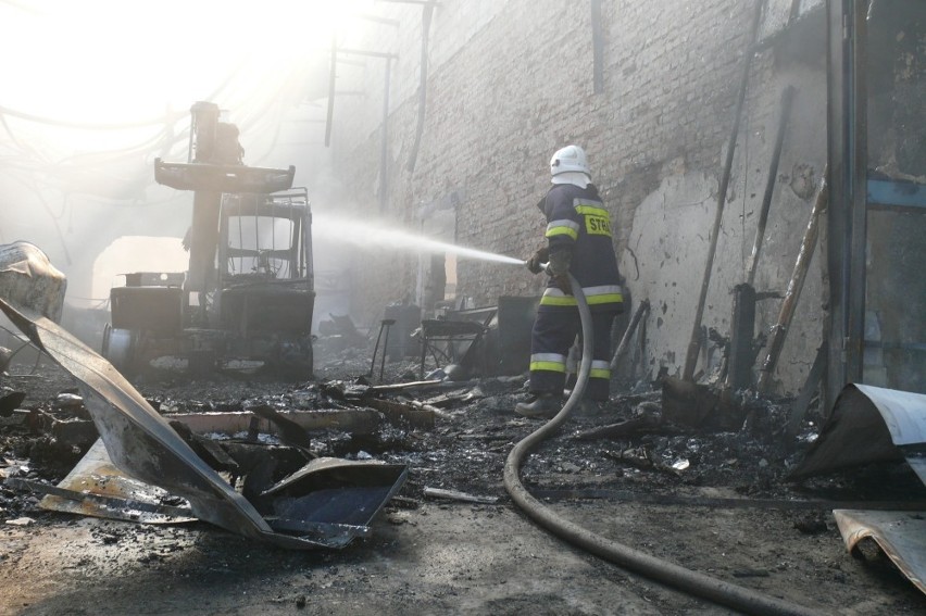 Strażacy dogaszają pożar w Zelowie (FOTO)