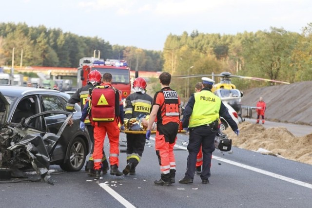 Do tragicznego w skutkach wypadku doszło w środę, 25 października, na trasie S3 na wysokości os. Pomorskiego. Audi najprawdopodobniej zjechało na przeciwległy pas ruchu i tam uderzyło czołowo w skodę. Jej kierowca był reanimowany. Niestety mężczyzna zmarł.



Kierująca audi jechała w kierunku Nowej Soli. Z naprzeciwka jechała prowadzona przez mężczyznę skoda. Na wysokości os. Pomorskiego, z niewyjaśnionych jeszcze przyczyn kobieta zjechała na przeciwległy pas ruchu. Tam czołowo uderzyła w skodę.

Siła zderzenia była ogromna. Audi ma zniszczony przód. Samochód został na jezdni. Drugi z pojazdów wypadł z drogi na pobocze. Kierująca audi i kierowca skody byli przez strażaków wycinani z pojazdów przy użyciu sprzętu hydraulicznego.  

Kierowca skody natychmiast został zabrany do karetki. Tam lekarz pogotowia ratunkowego długo walczył o życie mężczyzny. Niestety jego obrażenia były zbyt poważne. – Kierowca skody zmarł na miejscu wypadku - mówi prokurator Zbigniew Fąfera, rzecznik zielonogórskiej prokuratury okręgowej.

Kierująca audi została zabrana do szpitala śmigłowcem lotniczego pogotowia ratunkowego. - Jej stan jest określany jako ciężki – mówi kom. Andrzeja Gramatyka, zastępca naczelnika zielonogórskiej drogówki.

Droga jest zablokowana w obu kierunkach. Samochody jadą objazdem przez Zieloną Górę. W mieście tworzą się korki. Na miejscu policja wyjaśnia dokładny przebieg tragicznego wypadku. Droga S3 będzie zablokowana kilka godzin.

Przeczytaj również: Zielona Góra. Zderzenie 3 aut. Podgórna zablokowana

