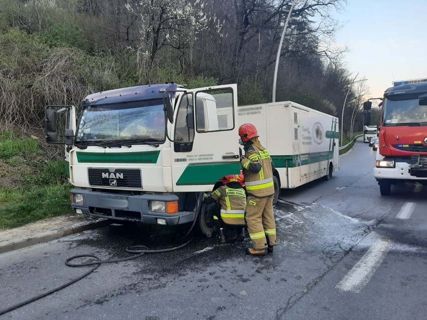 Ciężarówkę płonącą na DK 75 sądeccy strażacy widzieli ze swojej remizy