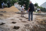 Na Krakowskiej w Radomsku podczas budowy ronda odkopano zaporę przeciwczołgową [ZDJĘCIA]