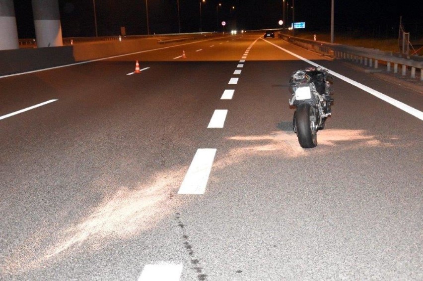 Wypadek na autostradzie A4. Motocykl zderzył się z volkswagenem w rejonie Brzeska. Policja wyjaśnia z czyjej winy [ZDJĘCIA]