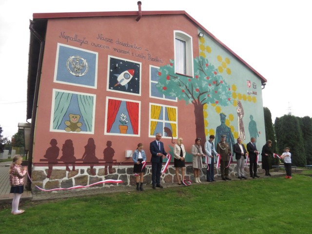 W piątek, 17 września odsłonięto mural namalowany na budynku Szkoły Filialnej w Cielętach