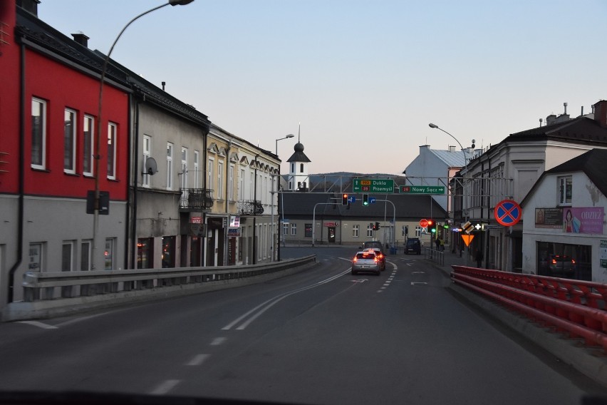 Gorlice. Rok z koronawirusem za nami. Te obrazki wciąż mamy przed oczami: zamknięte sklepy, kościoły, puste place zabaw i ulice [ZDJĘCIA]