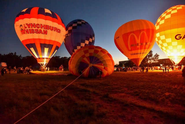 Wczoraj 10 czerwca odbyły się fascynujące pokazy balonów. Późną, wieczorową porą mieliśmy okazję podziwiać balony, które wzlatywały z terenu toruńskiego Aeroklubu Pomorskiego. Fiesta balonowa ma potrwać do 12 czerwca!