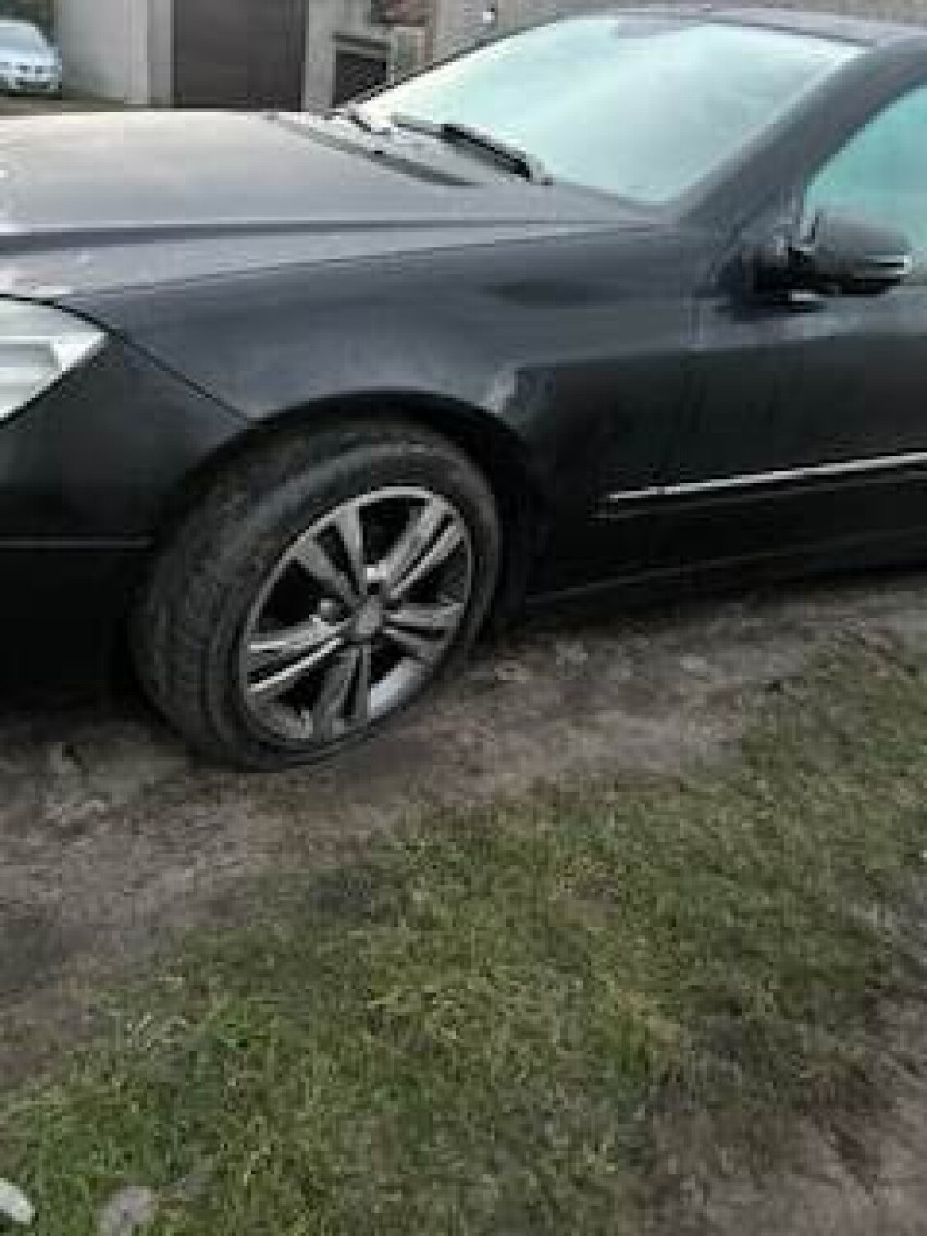 Nieznany sprawca uszkodził dwa samochody. Pojazdy należą do kobiet współtworzących salon manicure w Pleszewie