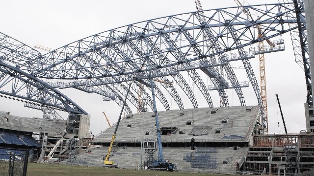 Dach obiektu przy Bułgarskiej waży kilka tysięcy ton. Jak się "zachowuje"? Nie wiadomo