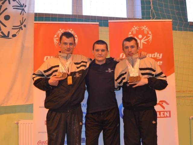 Na zdjęciu Paweł Dunal i Marcin Dunal z medalami wraz ze swoim trenerem Remigiuszem Woźniakiem.