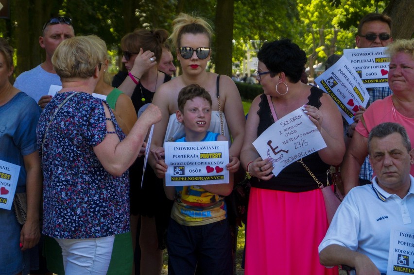 Inowrocławianie popierają protest rodziców i opiekunów osób niepełnosprawnych [zdjęcia]