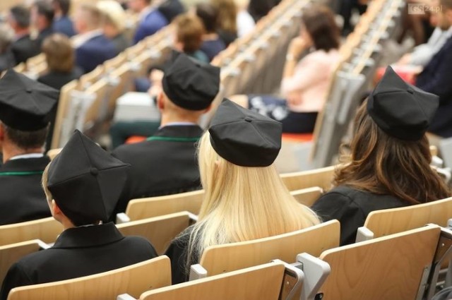 Zachodniopomorski Uniwersytet Technologiczny zakończył I etap rekrutacji na studia stacjonarne. 

Liczba kandydatów zakwalifikowanych do przyjęcia na studia jest nieco większa od liczby z ubiegłorocznej rekrutacji.

Na 45 kierunków studiów znajdujących się w ofercie uczelni zostało zakwalifikowanych do przyjęcia z 1. preferencją ponad 2 tysiące kandydatów. 

W tegorocznej rekrutacji największym zainteresowaniem wśród kandydatów cieszyły się takie kierunki jak >>>

PRZEJDŹ DALEJ >>>