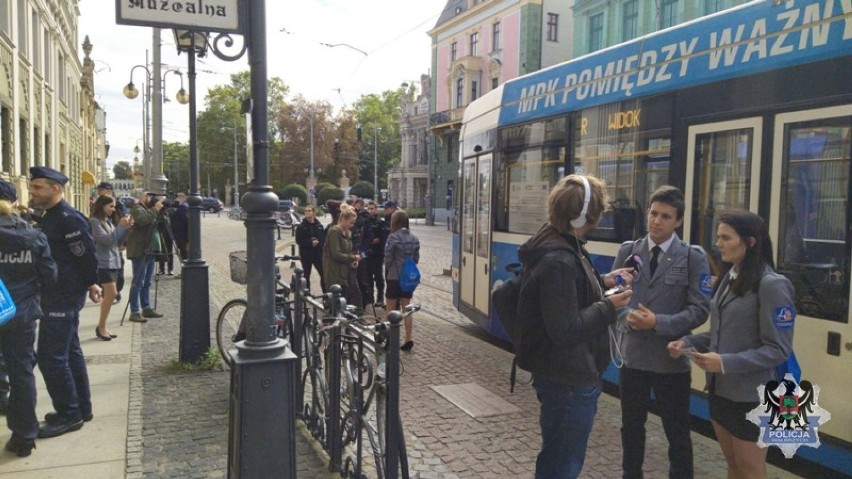 Wałbrzyscy policjanci i uczniowie klas policyjnych wzięli udział w akcji na ulicach Wrocławia