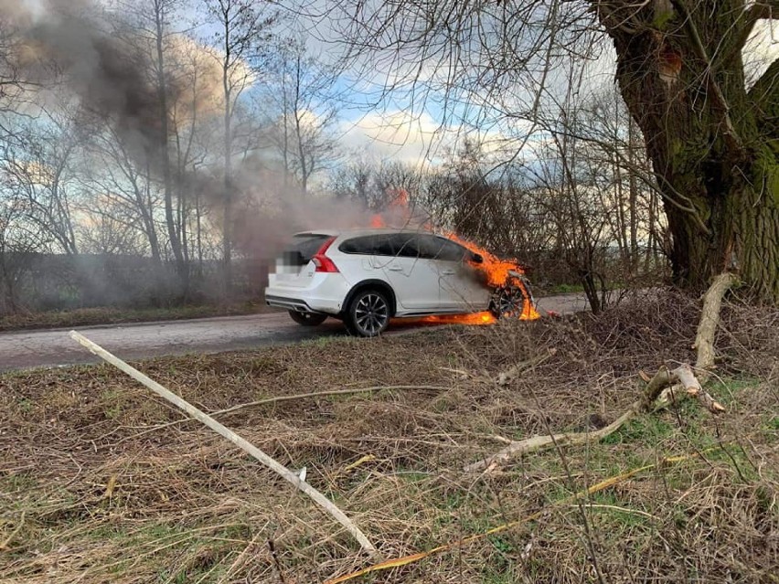 Auto stanęło w ogniu na drodze między Żabnem a Krajkowem