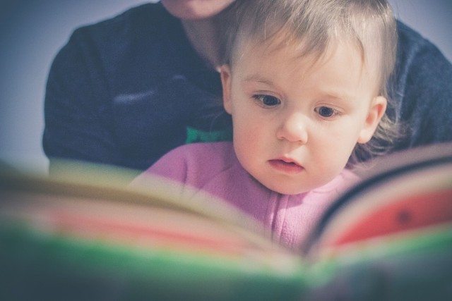 Wybór imienia dla dziecka to duża sprawa. Przyszli rodzice spędzają nieraz długie godziny, wybierając imię, które spodoba się im obojgu. 

Nowe badanie przeprowadzone przez portal Mumsnet.com pokazuje, że ​​prawie 20 procent ankietowanych rodziców przyznaje, że żałuje imienia, jakie wybrało dla swojego dziecka. ​​Około jedna trzecia spośród tych rodziców żałowała wyboru już w ciągu zaledwie sześciu tygodni po urodzeniu dziecka. Kolejne 25 procent tych rodziców odczuwało niezadowolenie, gdy dziecko zaczęło szkołę. 

Na szczęście aż 90 procent spośród ankietowanych matek i ojców deklaruje, że nie planuje zmieniać dziecku raz nadanego imienia.

Aby przejść do kolejnego zdjęcia przesuń stronę gestem lub kliknij strzałkę w prawo na zdjęciu.

Program 500 plus nie poprawił demografii, ale ograniczył biedę
