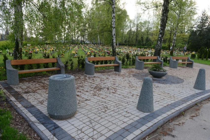 Ławeczki na cmentarzu na Junikowie