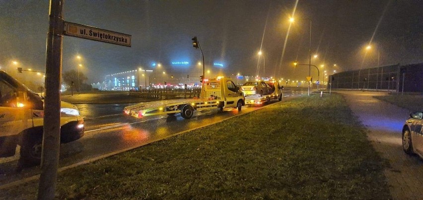 Na skrzyżowaniu przy galerii w Kielcach nie działa sygnalizacja. Nocą zderzyły się dwa auta [ZDJĘCIA]