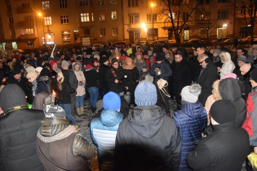 Ponad dwieście osób spotkało się na placu Daszyńskiego w...