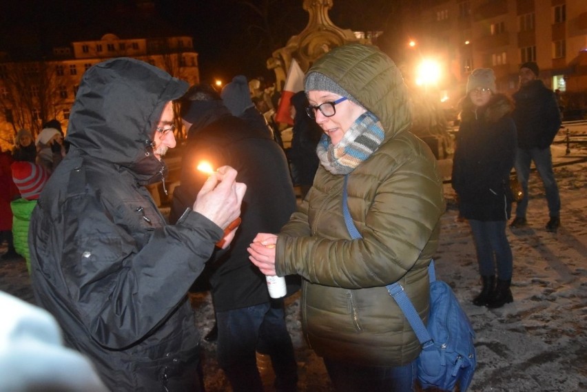 Ponad dwieście osób spotkało się na placu Daszyńskiego w...