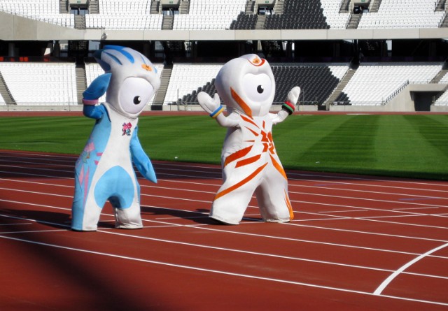 Maskotki letnich igrzysk olimpijskich w Londynie, na stadionie gdzie odbędzie się ceremonia otwarcia (http://commons.wikimedia.org/wiki/File:Olympic_mascots.jpg)