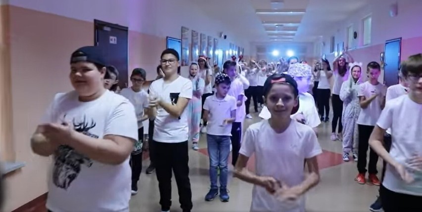 „Jerusalema Dance Challenge”. Zespół Szkół w Szczytnikach odpowiedział na wyzwanie. WIDEO