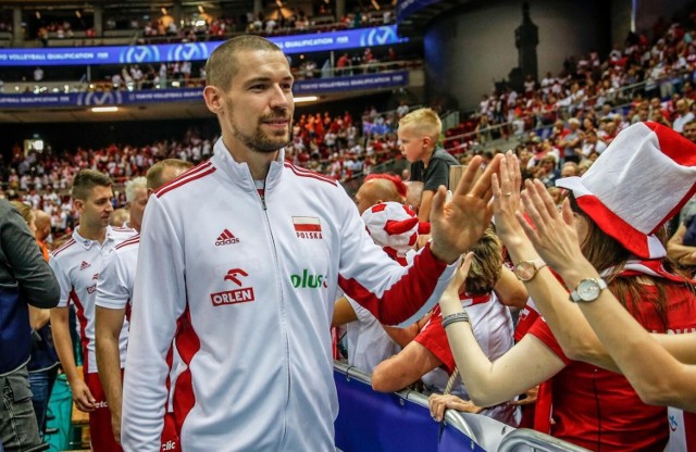 Dawid Konarski w latach 2008-2013 reprezentował bydgoską drużynę, dając kibicom prawdziwy pokaz zaangażowania i wielkich umiejętności. Ponad 160 razy zagrał dla reprezentacji. Niedawno został tatą. Przeczytaj najważniejsze informacje o siatkarzu, który klubową karierę rozpoczynał w Bydgoszczy. Zobacz jak mieszka i podróżuje! ▶▶