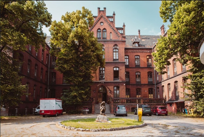 Deweloper zmienia budynki w hotel i mieszkania.