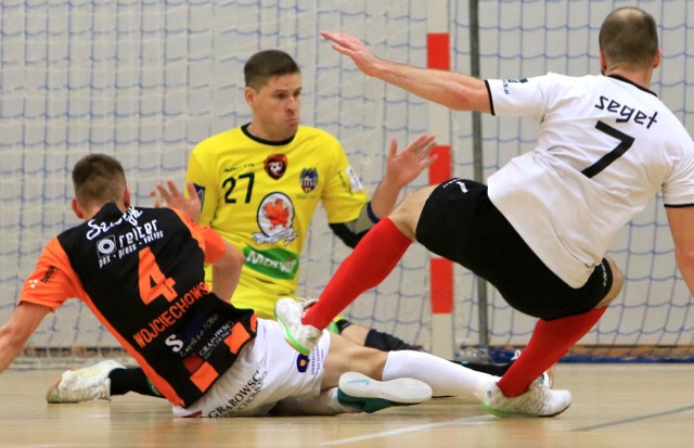 Bramkarz FC Toruń Nicolae Neagu (w żółtej koszulce) zachował czyste konto w meczu w Chorzowie i pomógł swojej ekipie zainkasować trzy punkty
