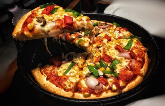 Znaleźć osobę, która nie lubi pizzy, nie jest łatwo. To właśnie ten włoski przysmak jest najczęściej zamawianym jedzeniem z dostawą do domu. W serwisie PizzaPortal.pl pizza stanowi ponad 55 proc. wszystkich zamówień, czym bije na głowę dania kuchni amerykańskiej (27 proc.), czy kebab (6 proc.). A którą pizzę najczęściej zamawiają Polacy? 

Zobacz ranking --->