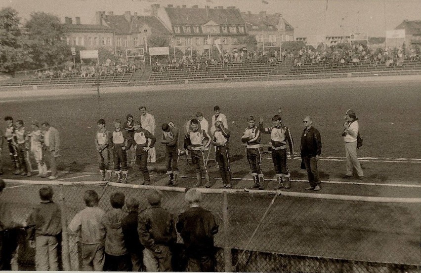 Zawodnicy i stadion Stali na starych zdjęciach. Wspaniała...