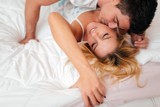 8 rzeczy, które mogą zrujnować twój seks. Sprawdź, czego nie robić w łóżku, aby czerpać przyjemność z chwil intymności