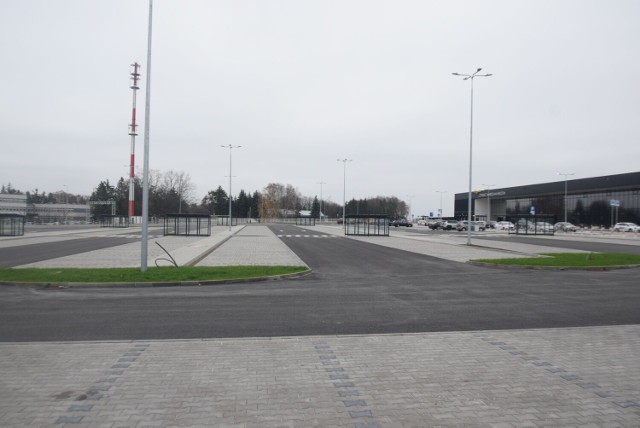 Budowa parkingów, dróg dojazdowych i przystanków autobusowych została praktycznie skończona.

Na kolejnych slajdach zobacz najnowsze zdjęcia z budowy lotniska.