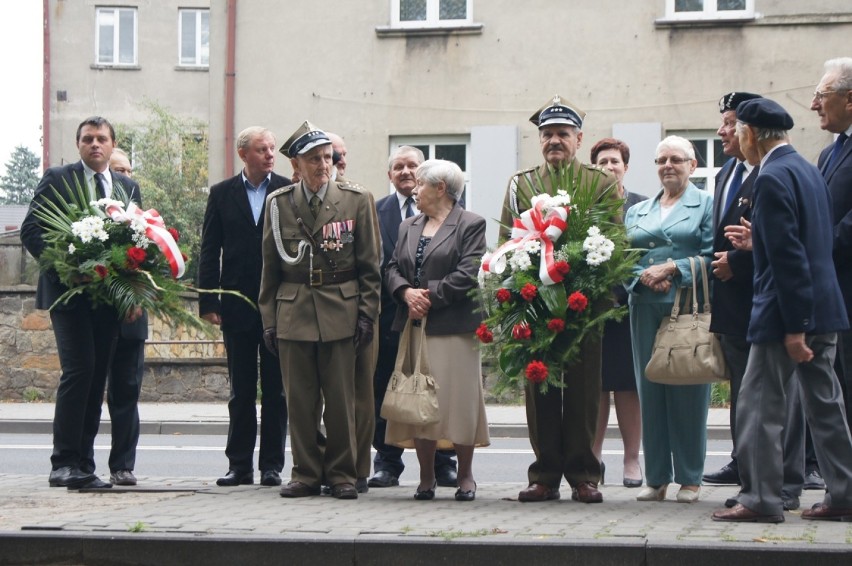 Kwiaty w rocznicę wybuchu II wojny światowej w Radomsku