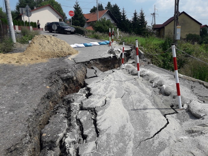 Bochnia. Nikt nie słuchał skarg, że ziemia się osuwa, a po deszczu kawał drogi po prostu spłynął [ZDJĘCIA]