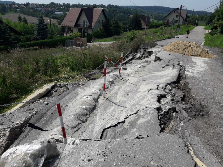 Bochnia. Nikt nie słuchał skarg, że ziemia się osuwa, a po deszczu kawał drogi po prostu spłynął [ZDJĘCIA]