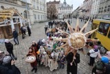 Wzruszający procesja świąteczna we Lwowie w Ukrainie. Z powodu alarmu lotniczego kolędy śpiewano w schronie [ZDJĘCIA]