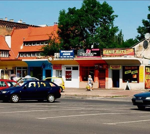 Dziury w ulicach i chodnikach, zaniedbane elewacje kamienic w centrum,  zaklejone reklamami zabytkowe budynki, śmieci w parkach czy zniszczone miejskie schody i podjazdy. Jeszcze przed wakacjami na zamieszczonej w sieci  gdańskiej mapie wstydu zaznaczonych było 200  takich miejsc. Od tamtej pory ich liczba wzrosła do ponad 300. Cały czas najbardziej straszy Śródmieście. Mieszkańcy wstydzą się m.in. reklam  na Długich Ogrodach