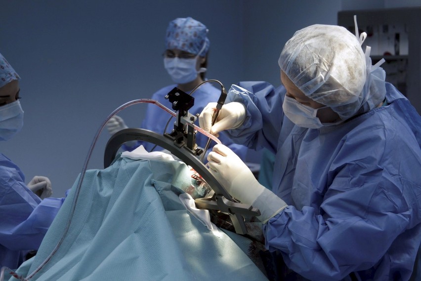 Lubelscy lekarze wszczepili pacjentowi elektrody do mózgu