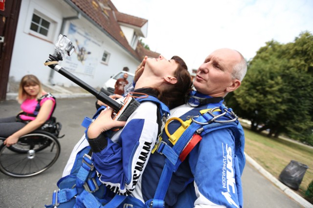 To już trzecia edycja akcji Turboboogie na lotnisku w Zielonej Górze Przylepie. Tym razem skoki ze spadochronem odbyły się w sobotę, 16 czerwca. Kolejne osoby niepełnosprawne udowodniły, że niemożliwe dla nich nie istnieje, a odwagą mogłyby obdarować kilkoro innych mieszkańców. 

Na tę niecodzienną akcję mieszkańców z całego regionu kolejny już raz zaprosiła m.in. Katarzyna Śmiałek, która sama skacze ze spadochronem już od paru lat. 
-&nbsp;Chcesz przełamać bariery i przeżyć coś niesamowitego? - zachęcali do wzięcia udziału w skoku ze spadochronem organizatorzy akcji Turboboogie w Zielonej Górze Przylepie na swoim profilu facebookowym. - To do dzieła! 

Osoby poruszające się o lasce, na co dzień jeżdżące na wózku, ale też niewidzący czy niesłyszący mieszkańcy - w akcji mógł wziąć każdy. I pokazać, że nie ma dla niego ograniczeń. Organizatorzy, doświadczeni skoczkowie, mający za sobą wiele skoków ze spadochronem, chętnie wyjaśniali, na czym taki skok polega, rozwiewali wątpliwości lub obawy skaczących. By wydarzenie mogło stać się dla nich świetną zabawą i niezapomnianym przeżyciem. 

A po skokach czekało na uczestników wspólne spotkanie i zabawa. W końcu za wykazanie się taką odwagą należy się nagroda. Mamy nadzieję, że to nie jest ostatnia akcja na lotnisku w Zielonej Górze Przylepie!  

Tłumy ludzi na festynie lotniczym w Zielonej Górze Przylepie. Zobacz, jak bawili się Lubuszanie [ZDJĘCIA]

Zobacz wideo: Festyn lotniczy w Przylepie. Serce na niebie


