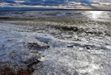Jezioro w Turawie. Niezwykłe zjawisko! Silny wiatr kruszy lód z tafli. Zobacz film i zdjęcia