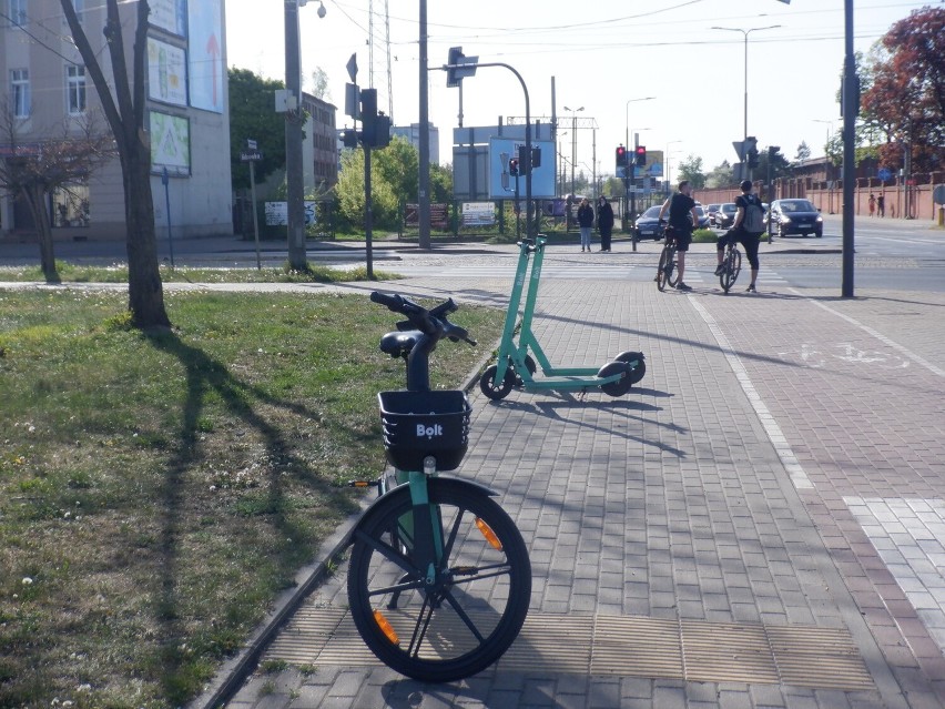 Rower elektryczny zaparkowany jest prawidłowo, ale hulajnogi...