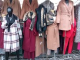 Swetry, płaszcze, kozaki, kurtki. Handlowa niedziela na giełdzie przy Dworaka (ZDJECIA)