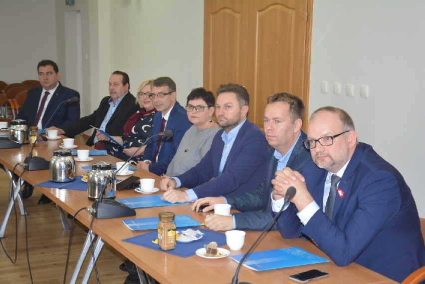 Radni Rady Powiatu Pleszewskiego odebrali zaświadczenia z rąk przewodniczącego Powiatowej Komisji  Wyborczej 