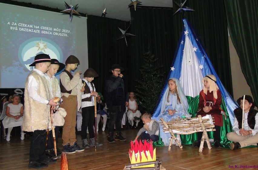 Szkolne jasełka i laureaci świątecznych konkursów w Tłuchowie