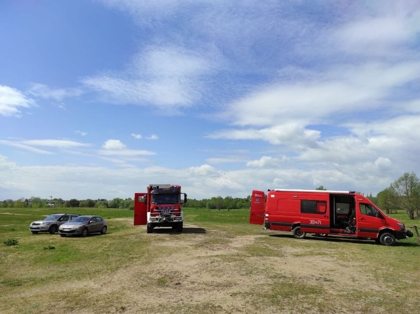 Wypadek nad Bugiem w Wyszkowie. Samochód stoczył się do rzeki, jedna osoba zginęła. 14.05.2022