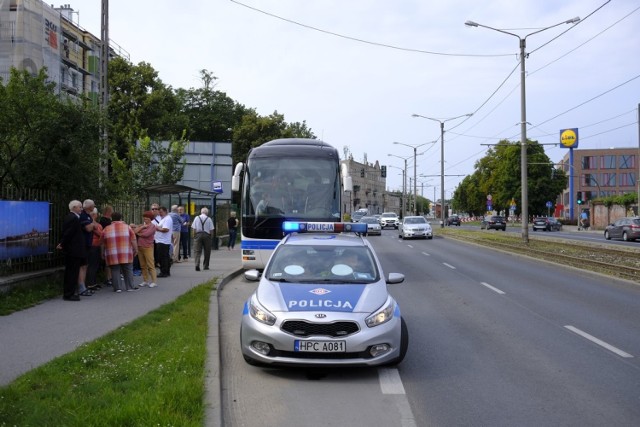 Autobus zderzył się z tramwajem. Jedna osoba lekko ranna