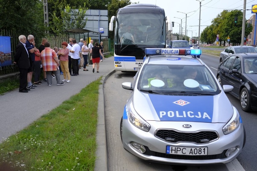 Autobus zderzył się z tramwajem. Jedna osoba lekko ranna