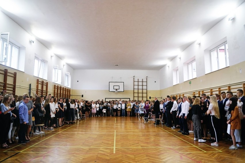 Tak uczniowie I LO im. Bohaterów Porytowego Wzgórza w Janowie Lubelskim rozpoczęli nowy rok szkolny. Zobacz zdjęcia