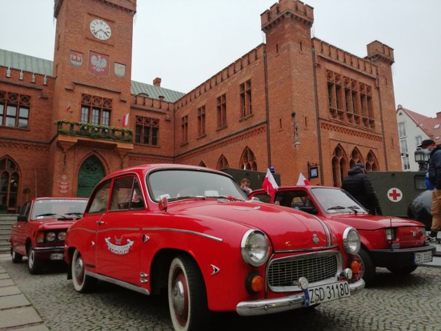 Zabytkowe samochody zajechały pod ratusz w Kołobrzegu