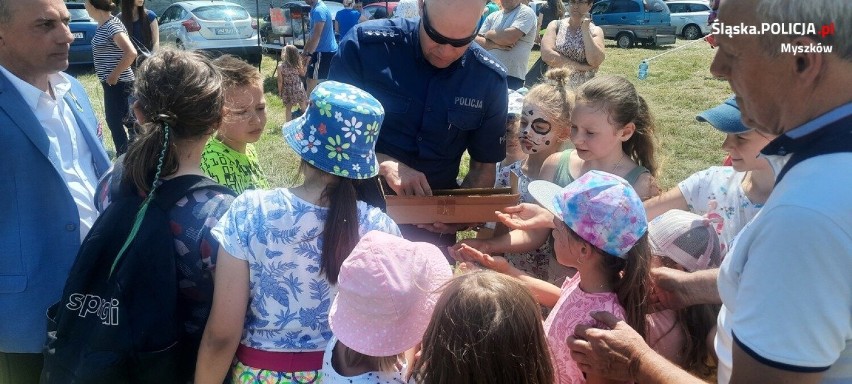 Myszków. Policjanci prowadzą akcje bezpieczeństwa dzieci w czasie wakacji