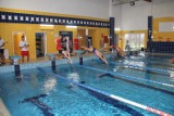Mikołajkowe Zawody Pływackie na basenie w Brzezinach. Uczestnicy rywalizowali na dystansach od 25 do 200 metrów
