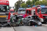 Groźny wypadek na Kamiennej w Bydgoszczy. Auta zmiażdżone przez ciężarówkę. Mamy zdjęcia z karambolu!